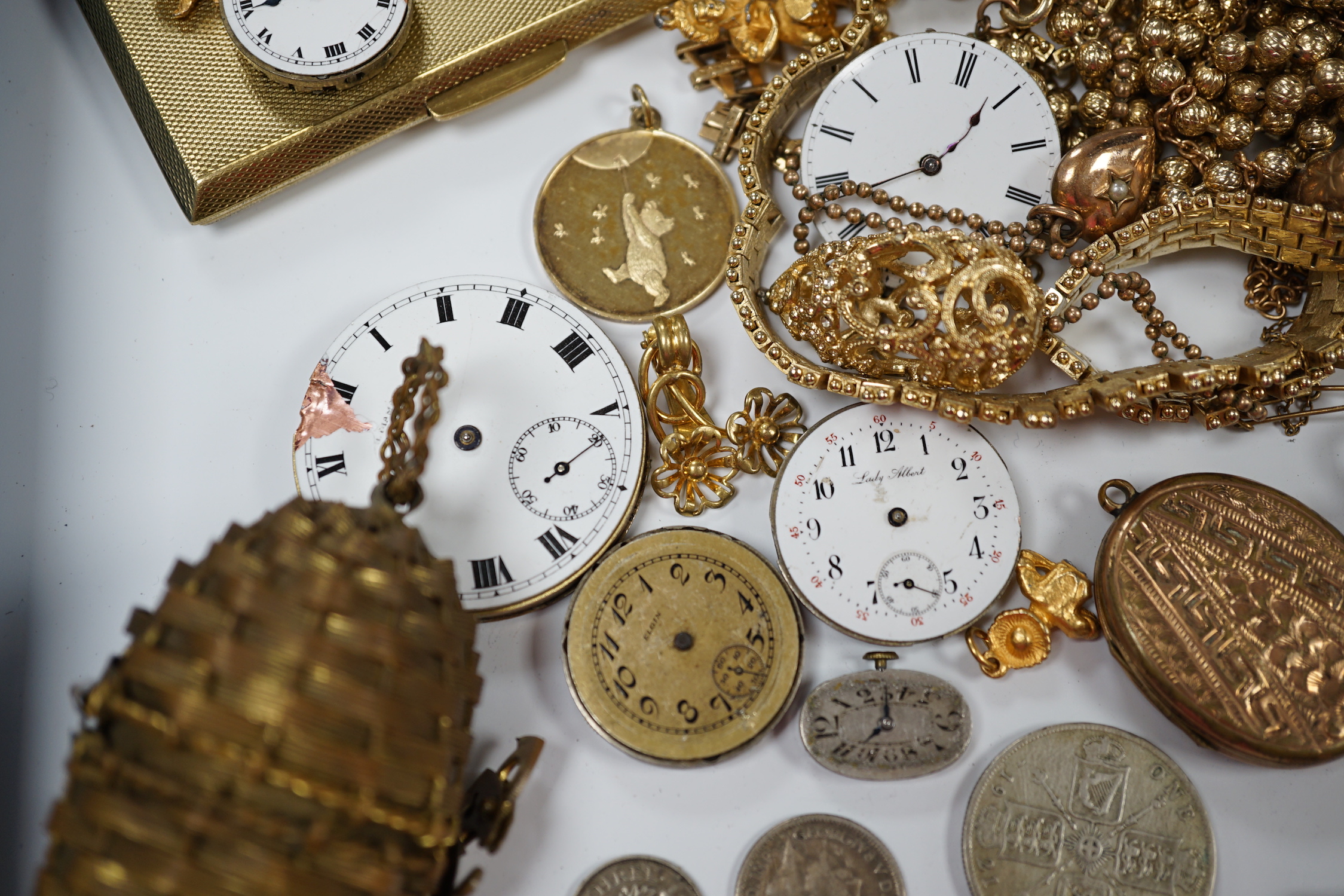 A quantity of assorted costume jewellery.